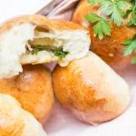 Gevulde knoflook-kaasbroodjes