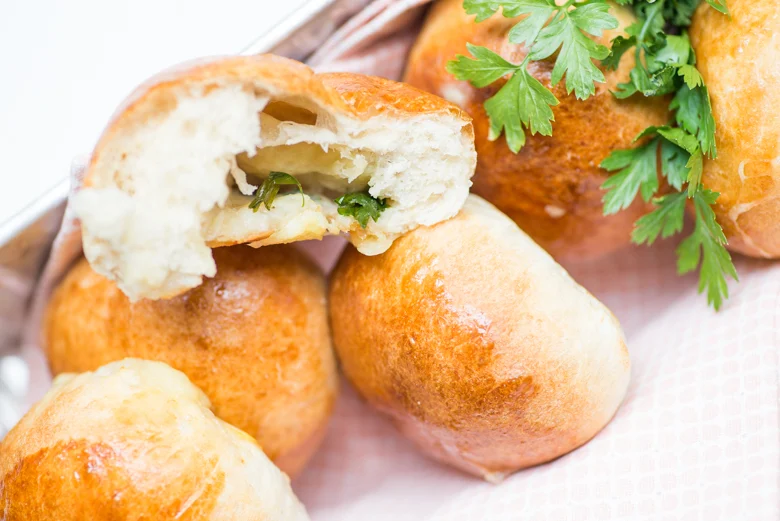 Video: Gevulde Knoflook-Kaasbroodjes 10 Gevulde knoflook-kaasbroodjes