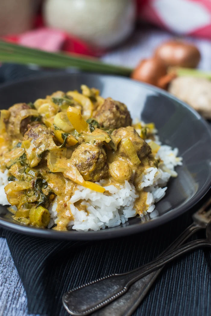 Gestoofde rendang gehaktballetjes in kokosmelk 1 Gestoofde rendangballetjes in kokosmelk