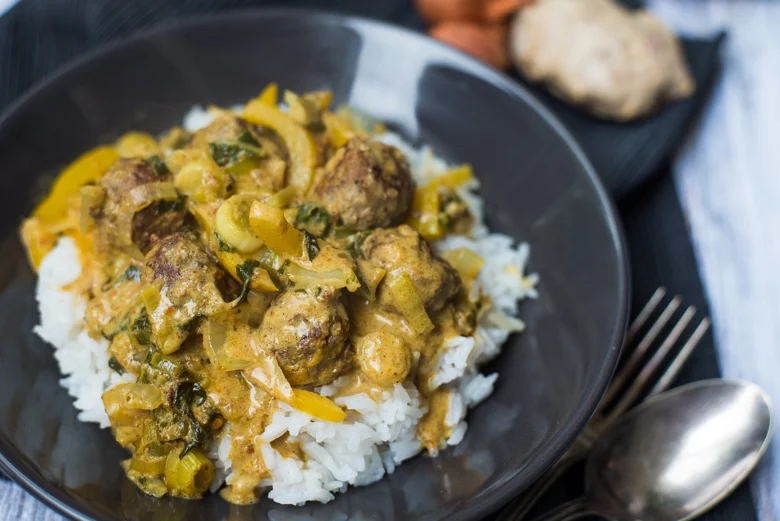 Gestoofde rendang gehaktballetjes in kokosmelk 3 Gestoofde rendangballetjes in kokosmelk