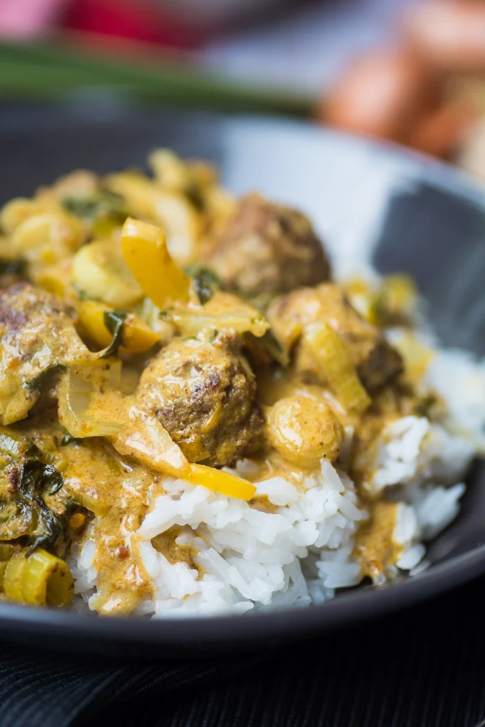 Gestoofde rendang gehaktballetjes in kokosmelk 2 rendang gehaktballetjes