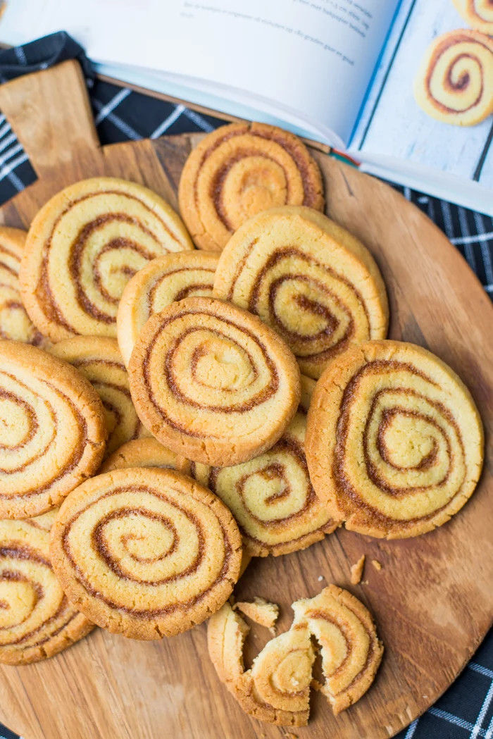 Cook the Books: Cinnamonswirl cookies uit Het Basisbakboek 2 Cinnamonswirl cookies