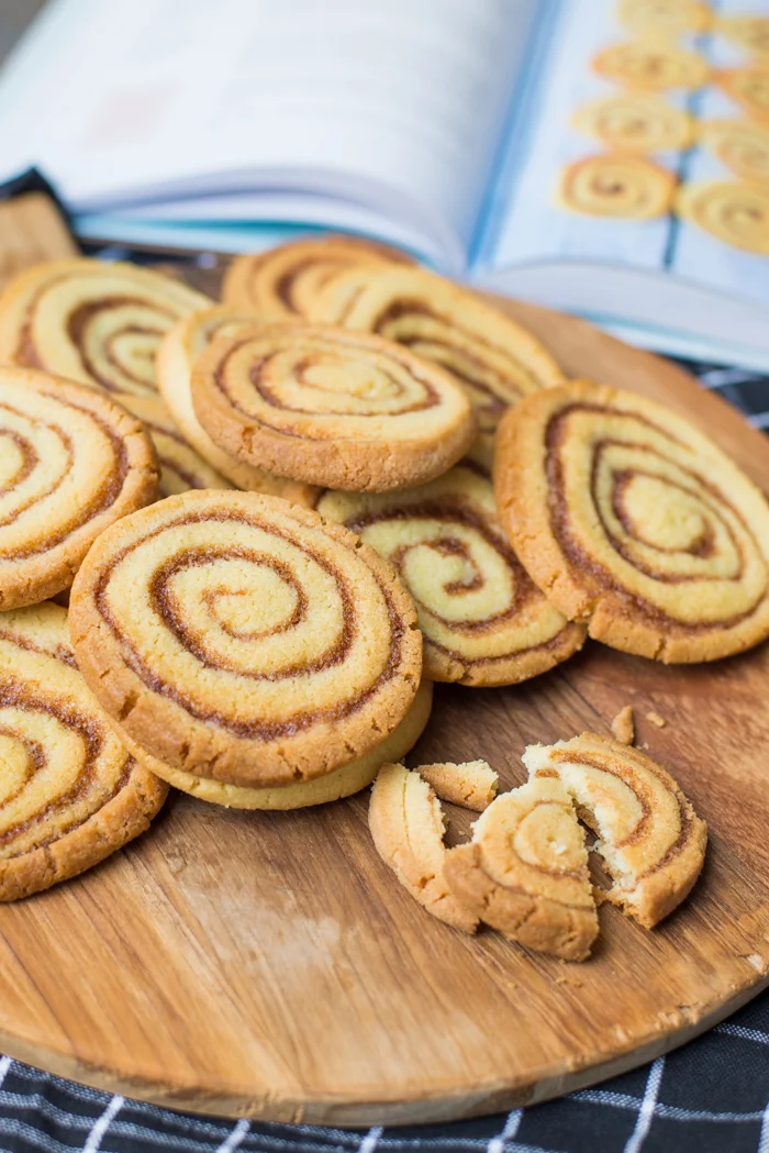 Cook the Books: Cinnamonswirl cookies uit Het Basisbakboek 3 Cinnamonswirl cookies