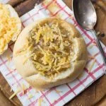 Franse uiensoep in Italiaanse bol