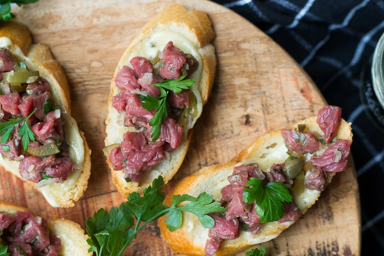 Crostini's met steak tartaar 34 Crostini met Steak Tartaar