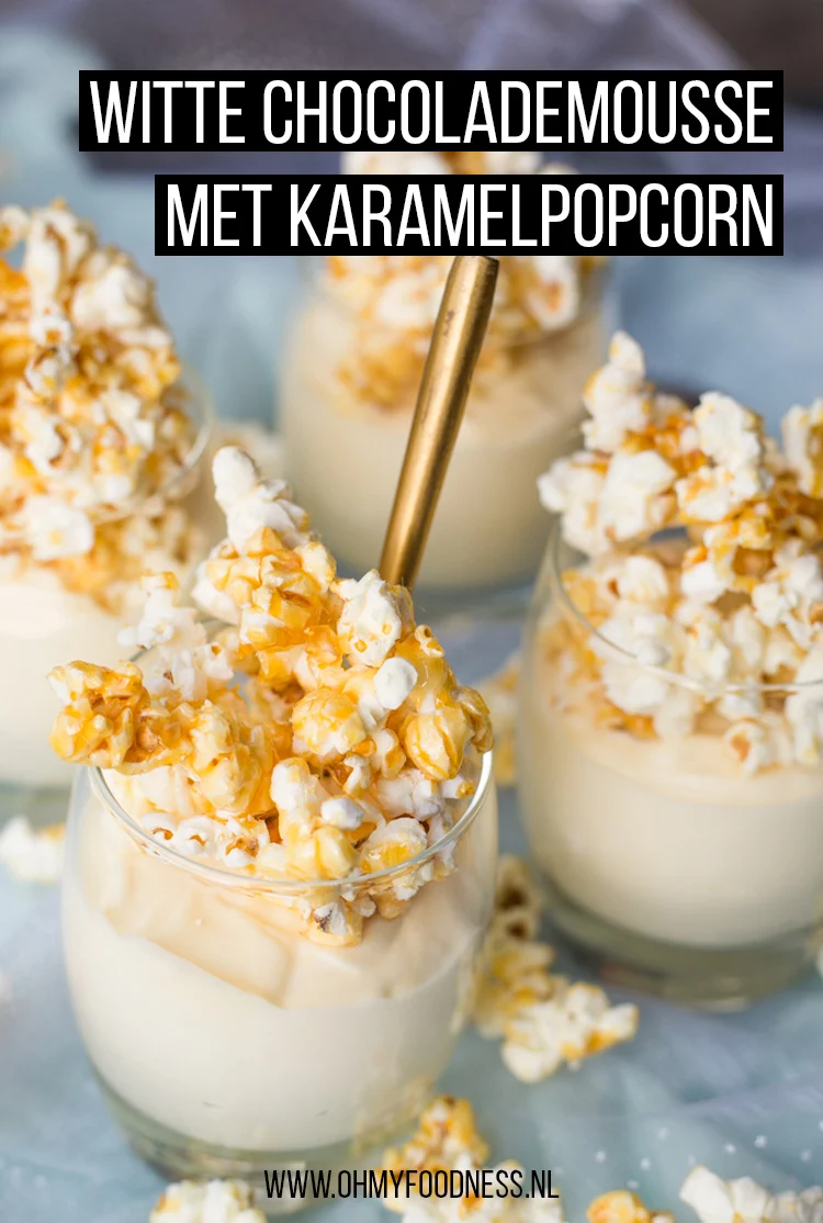 Witte chocolademousse in een glaasje met popcorn 3 witte chocolademousse met karamelpopcorn