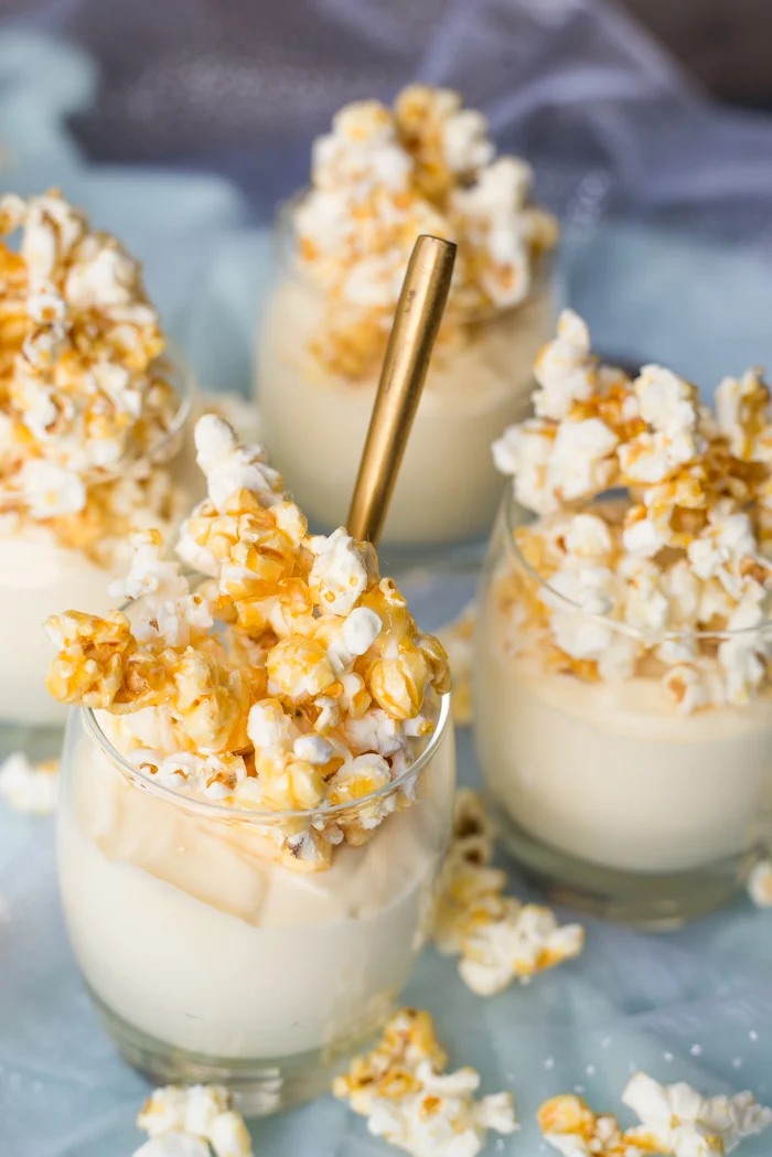 17x de lekkerste Kerst nagerechten 10 Witte chocolademousse met karamelpopcorn