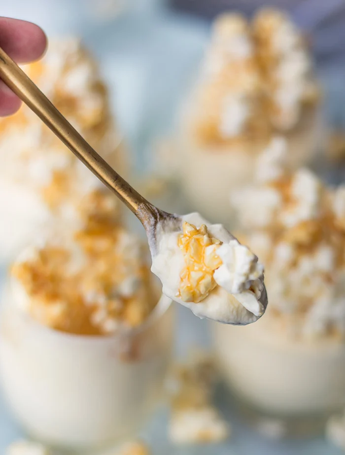 Witte chocolademousse in een glaasje met popcorn 2 Witte chocolademousse met karamelpopcorn