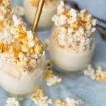 Witte chocolademousse met karamelpopcorn