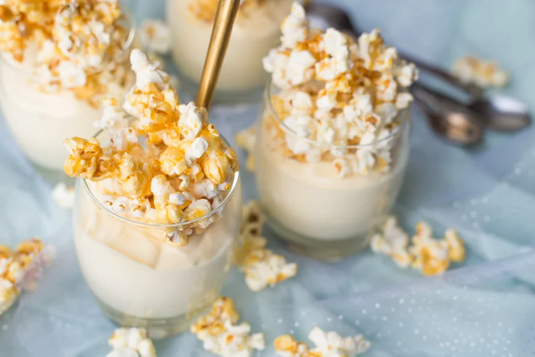 Witte chocolademousse in een glaasje met popcorn 4 Witte chocolademousse met karamelpopcorn