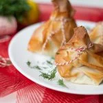 Zalmbuideltjes met dillecrème