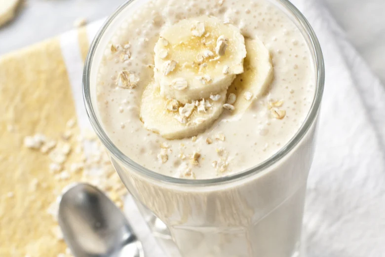 Snelle yoghurt ontbijtshake met banaan en havermout (binnen 5 min. klaar!) 3 OMF Vivian SnelleOntbijtShakemetBanaan FI