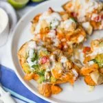 Gevulde zoete aardappels met kip en yoghurt-limoensaus