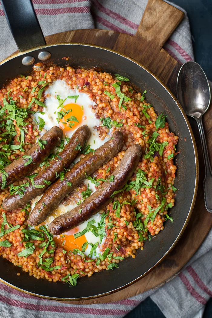 Shakshuka met parelcouscous en merguez 1 Shakshuka met parelcouscous en merguez