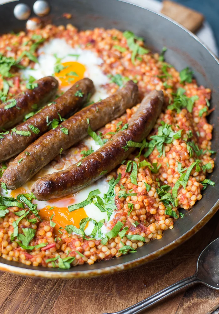 Shakshuka met parelcouscous en merguez 2 Shakshuka met parelcouscous en merguez