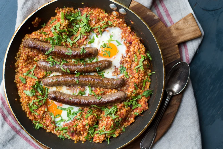 Shakshuka met parelcouscous en merguez 3 Shakshuka met parelcouscous en merguez