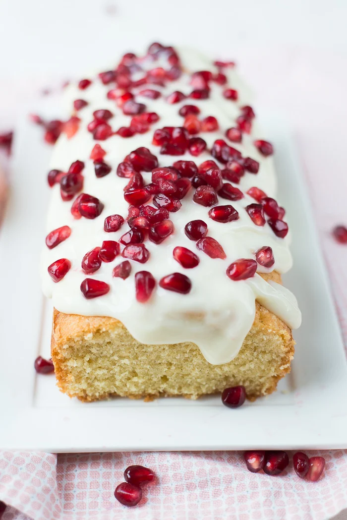 Vanillecake met roomkaasglazuur & granaatappel 1 Vanillecake met roomkaasglazuur en granaatappel