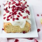Vanillecake met roomkaasglazuur en granaatappel
