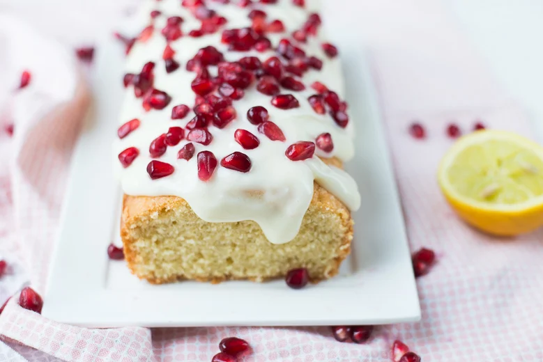 Vanillecake met roomkaasglazuur en granaatappel