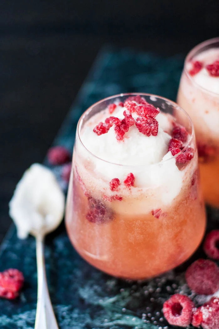 Kerstcocktail met aardbeien en cranberrysap 2 Pink Prosecco Float