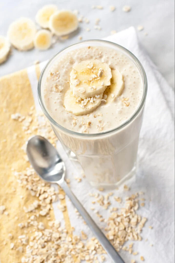 Snelle yoghurt ontbijtshake met banaan en havermout (binnen 5 min. klaar!) 7 Ontbijtshake met banaan en havermout