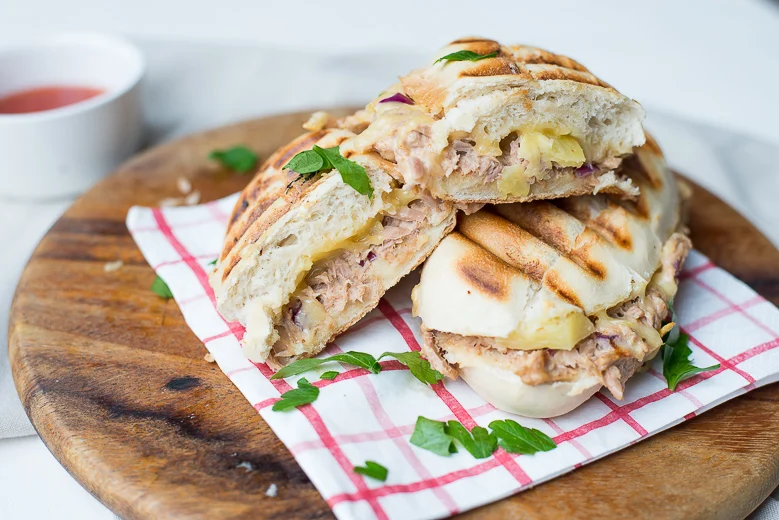 Pittige tonijnpanini met ananas