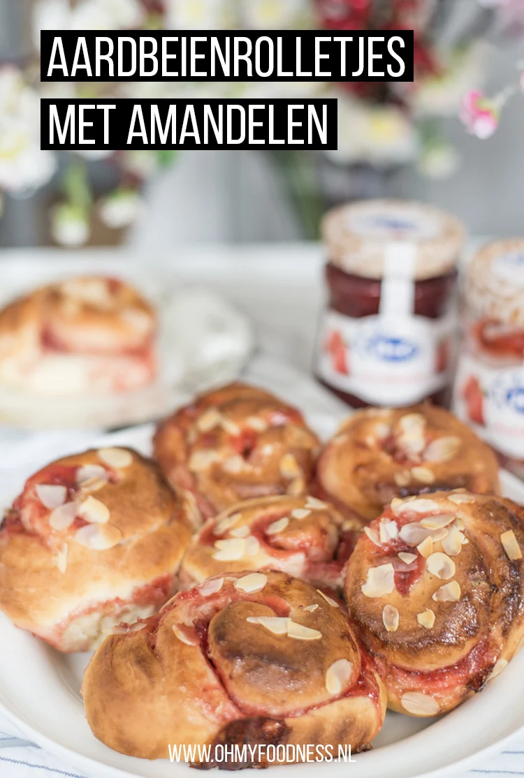 Aardbeienrolletjes met amandelen 10 aardbeienrolletjes met amandelen