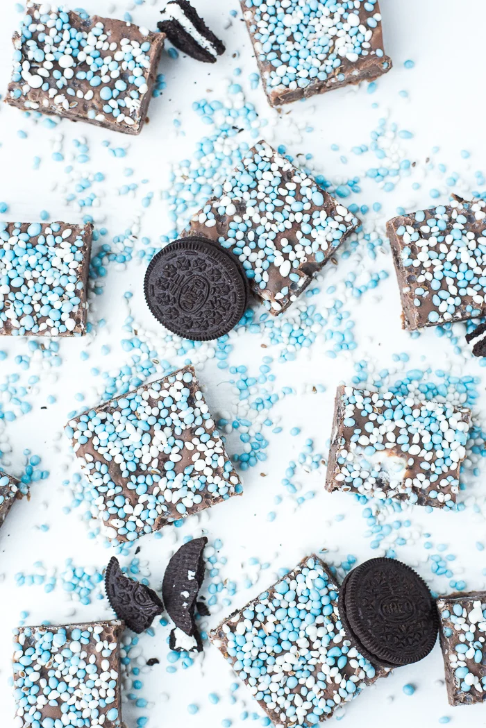 Kraamsnack: Chocoladefudge met Oreo en blauwe muisjes 1 Chocoladefudge met Oreo en blauwe muisjes