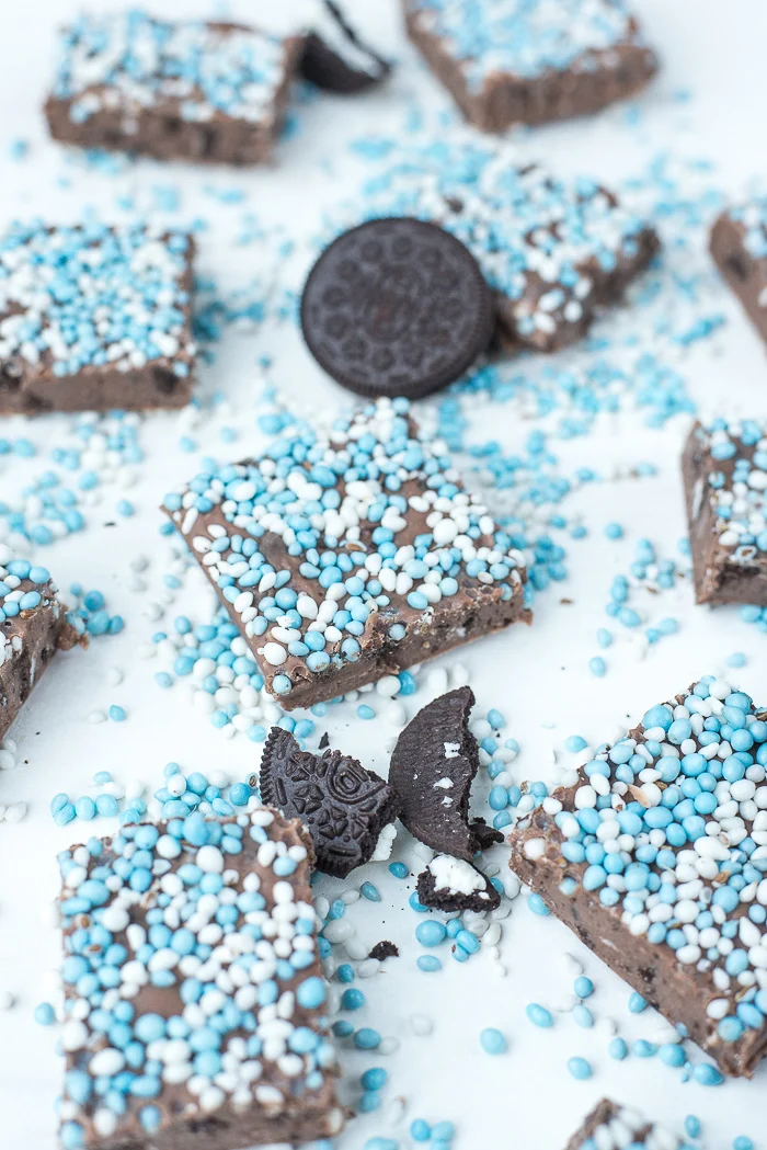Kraamsnack: Chocoladefudge met Oreo en blauwe muisjes 2 Chocoladefudge met Oreo en blauwe muisjes