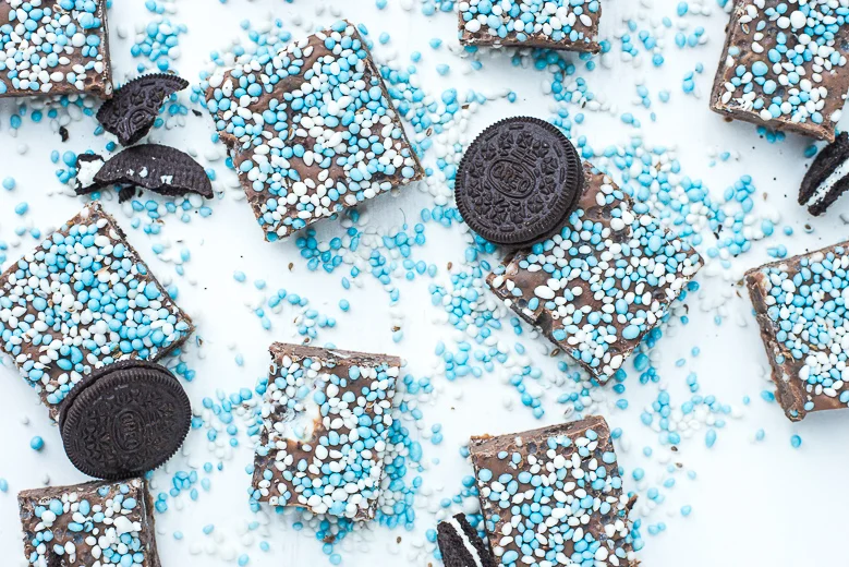 Kraamsnack: Chocoladefudge met Oreo en blauwe muisjes 3 Chocoladefudge met Oreo en blauwe muisjes