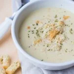 Geroosterde bloemkool-uiensoep