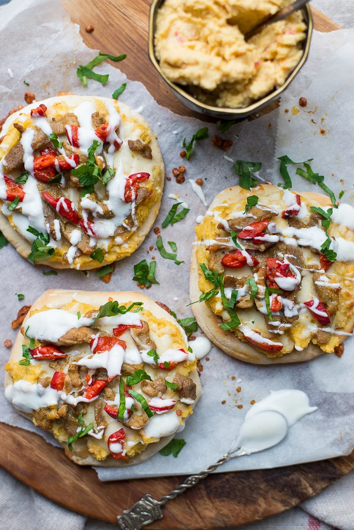 Pitapizza met shoarma en hummus 1 Pitapizza met hummus en shoarma