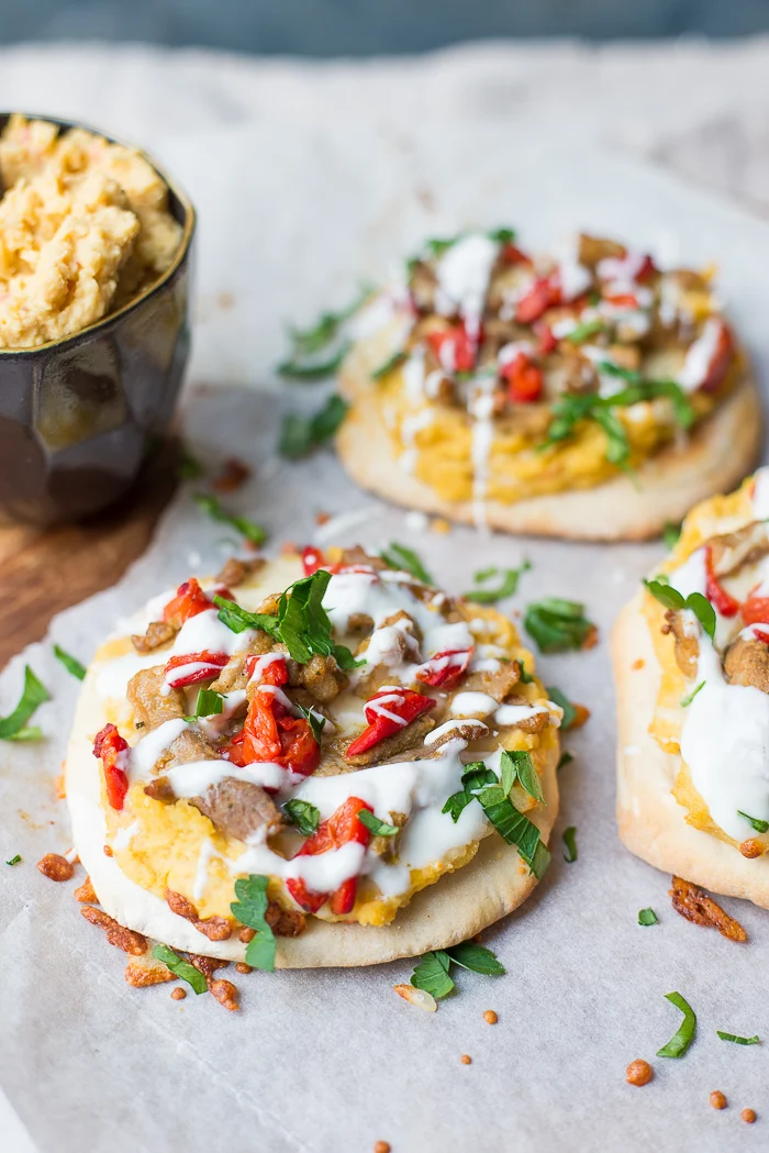 Pitapizza met shoarma en hummus 2 Pitapizza met hummus en shoarma