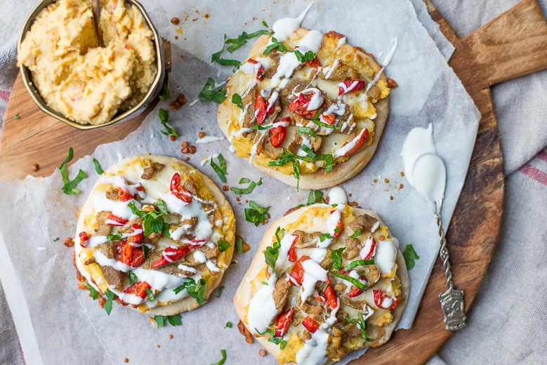 Pitapizza met shoarma en hummus 4 Pitapizza met hummus en shoarma