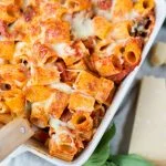 Rigatoni pastaschotel met salami en champignons