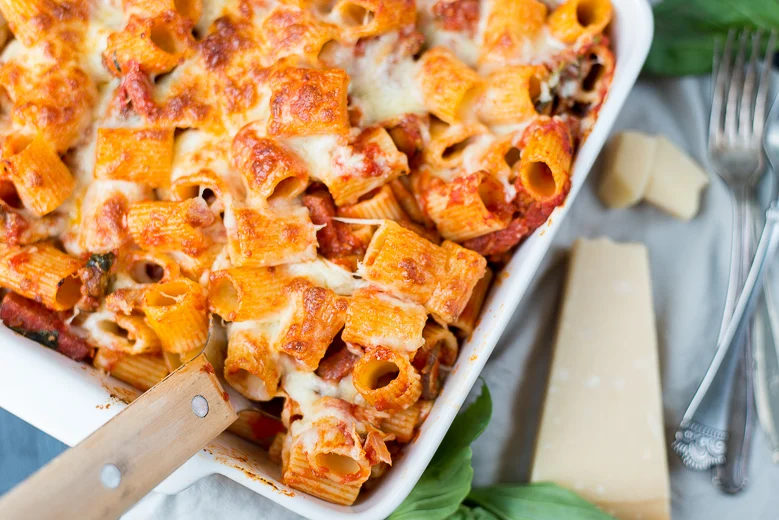 Rigatoni pastaschotel met salami en champignons 27 Rigatoni pastaschotel met salami en champignons