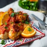 sinaasappelkip in tomatensaus