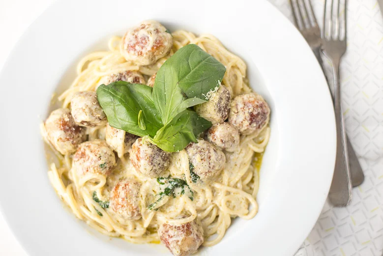 Spaghetti met kip-pesto balletjes 19 Spaghetti met kip-pestoballetjes