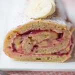 Bananabread cakerol met vanilleroom en jam