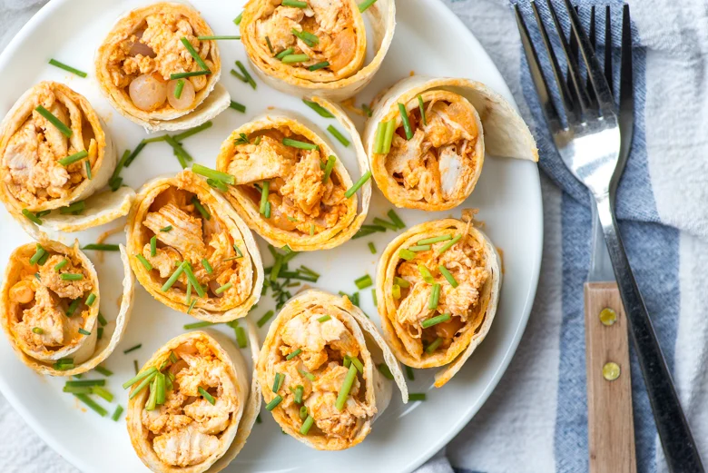 Buffalochicken wraprolletjes 32 Buffalo chicken wraprolletjes