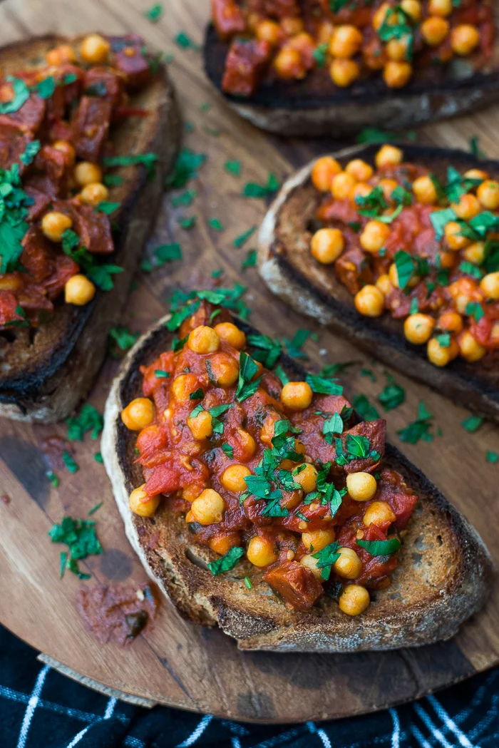 Cook the Books: Chorizo, tomaat en kikkererwten op toast uit 'Slow' 4 Chorizokikkererwten op toast