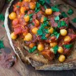 Chorizokikkererwten op toast