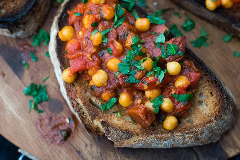 Cook the Books: Chorizo, tomaat en kikkererwten op toast uit 'Slow' 26 Chorizokikkererwten op toast