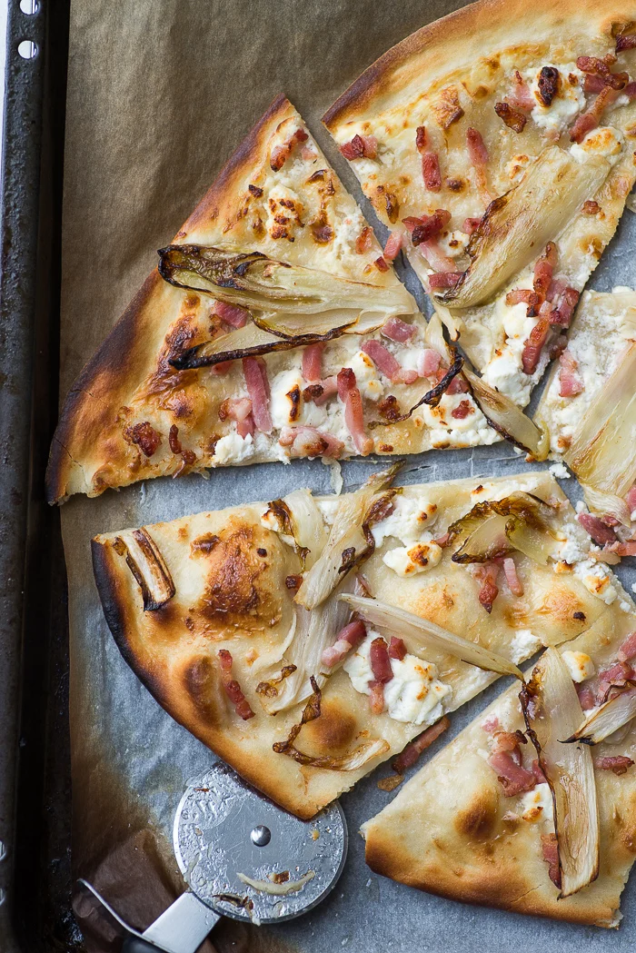 Flammkuchen met witlof en geitenkaas 1 Flammkuchen met witlof en geitenkaas