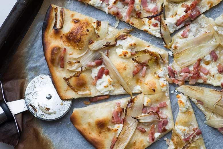 Flammkuchen met witlof en geitenkaas 4 Flammkuchen met witlof en geitenkaas