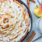 Giant cinnamonroll met appel