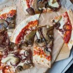 Tortizza funghi met zoete ui