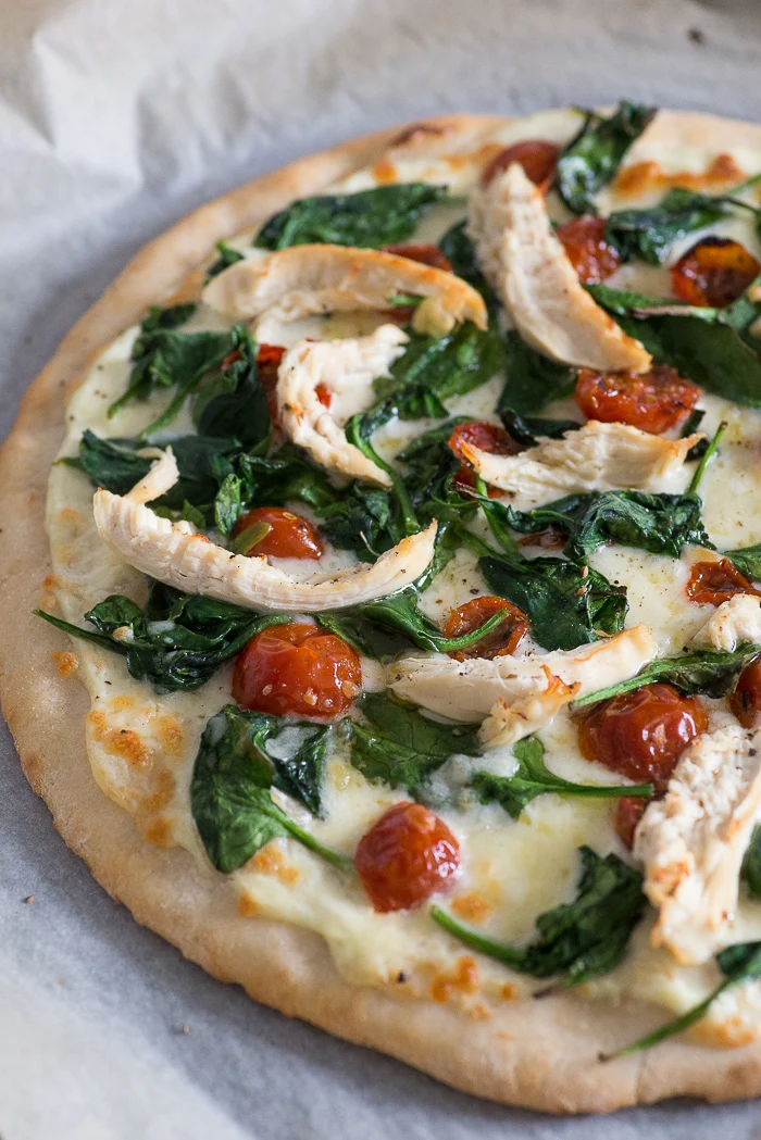 Witte pizza met kip en spinazie 1 Witte pizza met kip en spinazie