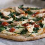 Witte pizza met kip en spinazie
