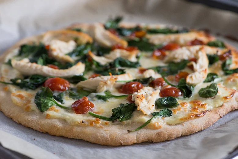 Witte pizza met kip en spinazie 28 Witte pizza met kip en spinazie